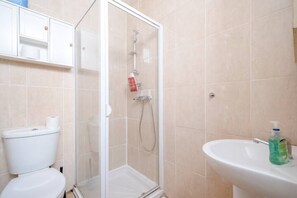 Apartamento básico, 1 cama doble con sofá cama | Baño | Ducha, toallas, jabón y champú