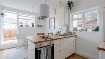 Basic Apartment, 1 Double Bed with Sofa bed | Private kitchen | Fridge, oven, stovetop, electric kettle