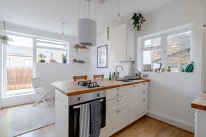 Basic Apartment, 1 Double Bed with Sofa bed | Private kitchen | Fridge, oven, stovetop, electric kettle - Stylish & Homely 1BD Flat - Walthamstow! (London)