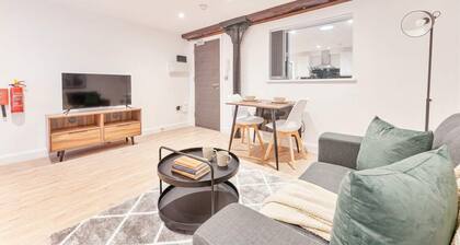Modern 1 Bed Apt with Parking in Burton on Trent