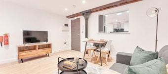Modern 1 Bed Apt with Parking in Burton on Trent
