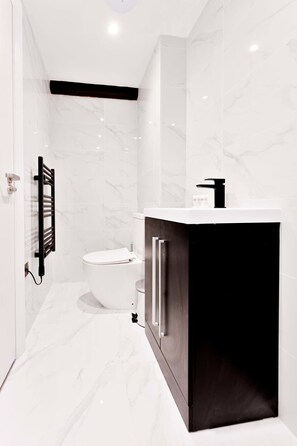 Een douche, een haardroger, handdoeken