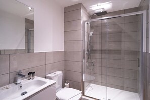 Dusj, hårføner og håndklær