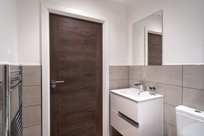 Shower, hair dryer, towels, shampoo - Stay Zeni, Alexandra Rise Manchester Neat 1 Bed (Manchester)