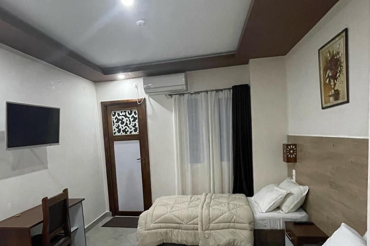 Quarto casal ou duplo econômico, 2 camas de solteiro | Quartos à prova de som, ferros/tábuas de passar roupa, Wi-Fi de cortesia