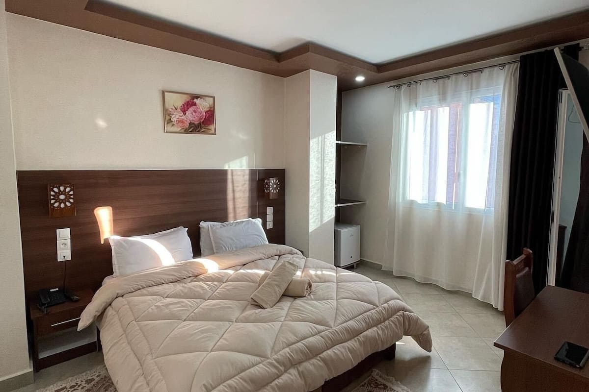 Quarto casal luxo, vista para a cidade | Quartos à prova de som, ferros/tábuas de passar roupa, Wi-Fi de cortesia