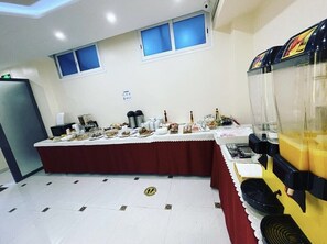 Café da manhã com buffet grátis todos os dias