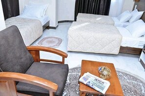 Kamar Triple Klasik, 2 Tempat Tidur Twin | Kedap suara, setrika/meja setrika, dan Wi-Fi gratis