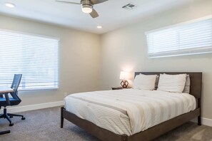 4 habitaciones, escritorio y tabla de planchar con plancha