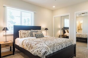 4 室のベッドル ーム、デスク、アイロン / アイロン台、旅行用ベビーベッド