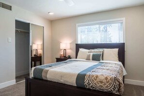 4 bedrooms, desk, iron/ironing board, travel crib - Modern Arcadia Lite Oasis, Pool Heater, BBQ (Phoenix)