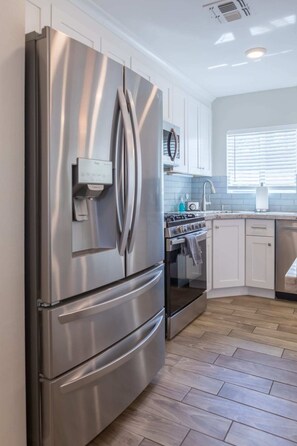 Refrigerador, microondas, horno, placa de cocina