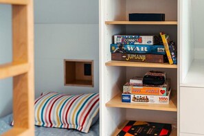 4 bedrooms, desk, WiFi, bed sheets