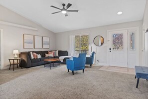 Smart TV, chimenea, futbolito y libros 