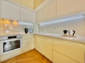 尊爵公寓 | 私人廚房 | 電熱水壺、鍋具/餐盤/廚房用品