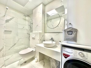 익스클루시브 아파트 | 욕실 | 샤워 시설, 헤어드라이어, 타월, 샴푸