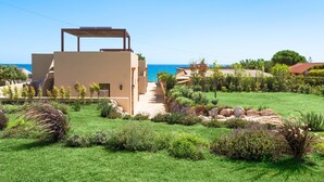 A modern villa with a patio overlooking a garden and the sea. - Villa with pool, on the sea in Marina di Modica (Marina di Modica)