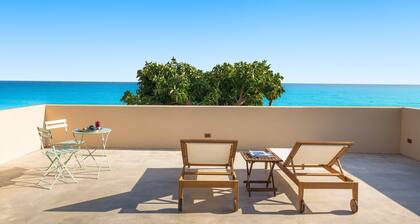 Villa mit Pool, direkt am Meer in Marina di Modica