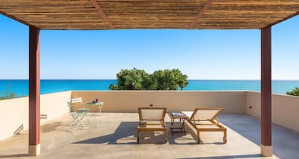 Villa mit Pool, direkt am Meer in Marina di Modica