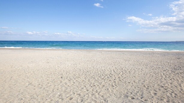 A wide sandy beach with gentle waves and a clear blue sky. - Awesome apartment in Grottaglie (Grottaglie)