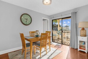 Dining - Magic Myrtle / On the Beach / Pet Friendly (Myrtle Beach)