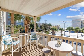 Outdoor dining - Magic Myrtle / On the Beach / Pet Friendly (Myrtle Beach)