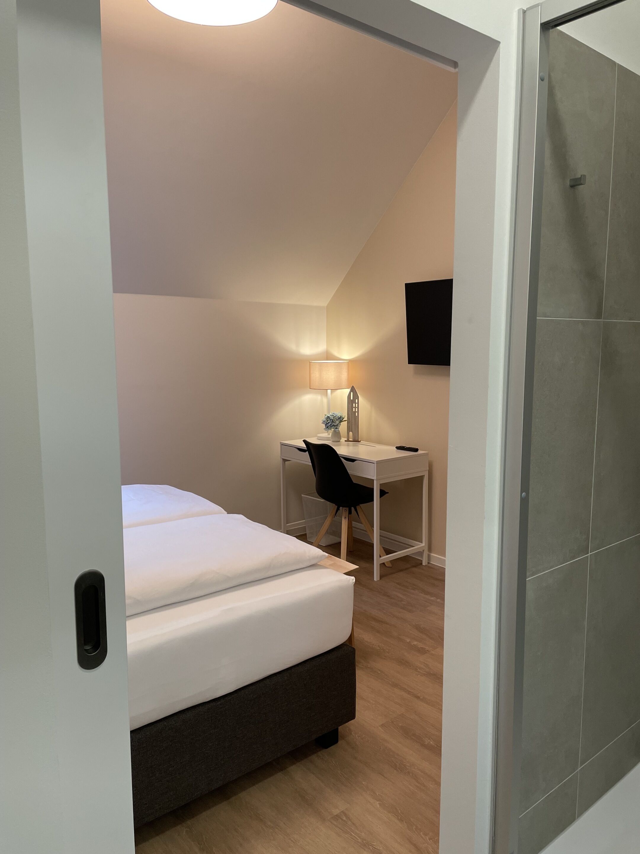 Une chambre à coucher avec un lit, un bureau et une chaise.