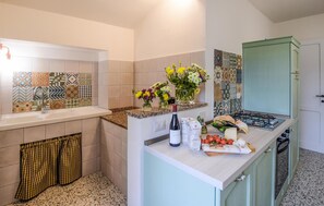 Refrigerador, placa de cocina, lavavajillas, utensilios de cocina