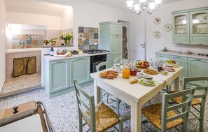 Refrigerador, placa de cocina, lavavajillas, utensilios de cocina