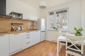 Dishwasher, cookware/dishes/utensils - Apartment in the City Centre by Renters (Poznan)