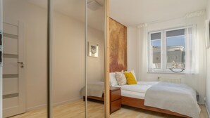 1 bedroom, bed sheets - Apartment in the City Centre by Renters (Poznan)