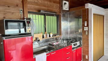 Refrigerador, microondas, parrilla de estufa y utensilios de cocina