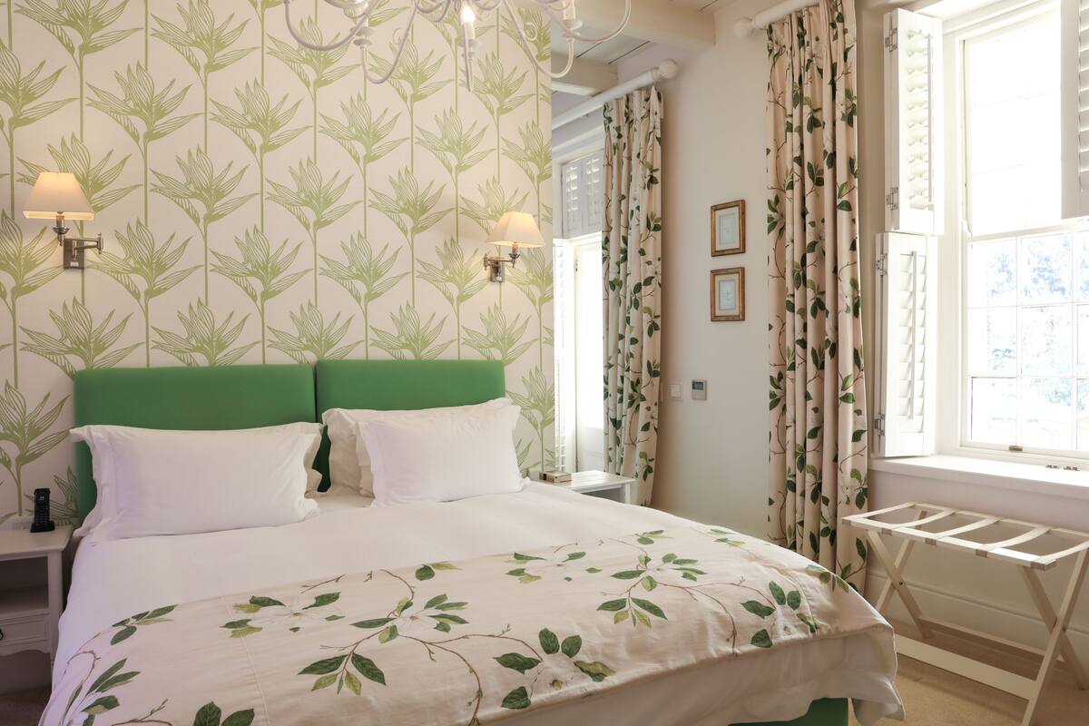 Luxury Suite | 1 bedroom, in-room safe, desk, iron/ironing board (on request)