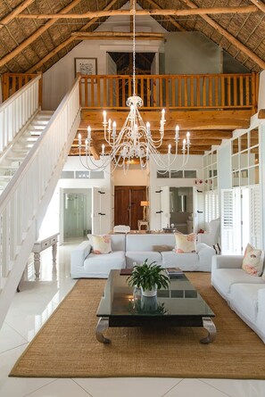 Casa de campo exclusiva, 1 cama King, vista para o jardim | Área de estar | TV de tela plana 32 polegadas com canais via satélite