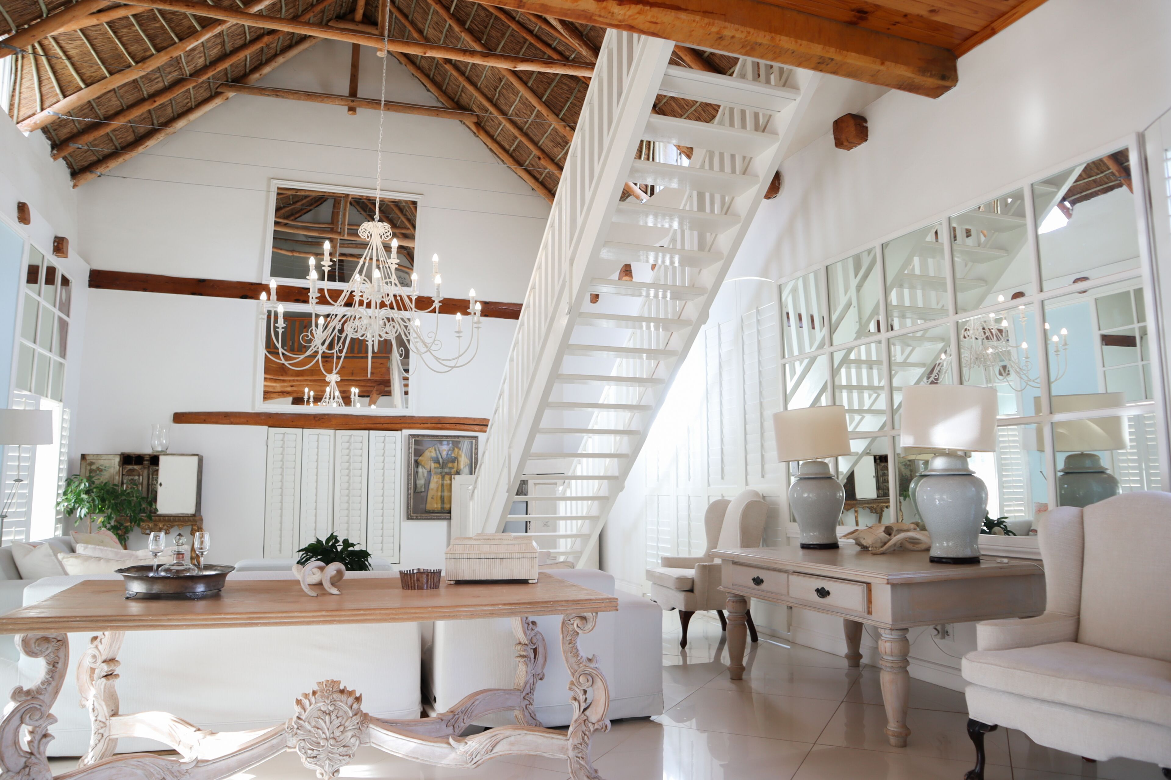 Cottage Exclusif, 1 très grand lit, vue jardin | Coin séjour | Télévision à écran plat de 32 pouces avec chaînes par satellite