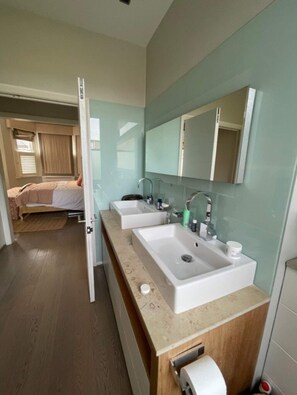 Basic House, Multiple Beds | Bathroom | Towels, soap, shampoo, toilet paper