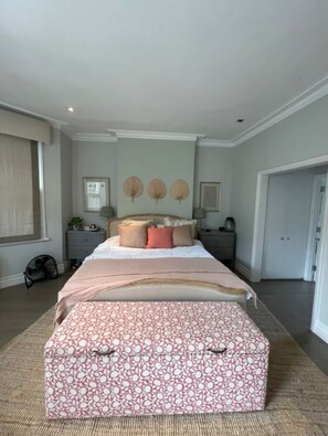 Casa básica, várias camas | 3 quartos, espaço de trabalho para notebook