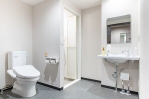 Secador de pelo y toallas