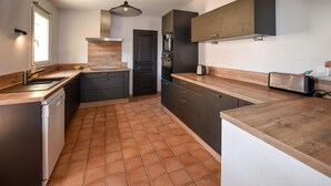 A compact kitchen with a dishwasher, a microwave, and a toaster. - Beautiful home in Mazan with WiFi (Mazan)