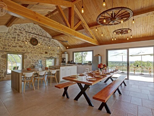 Renovated house with pool and large terrace, 5 bedrooms for 14 people.