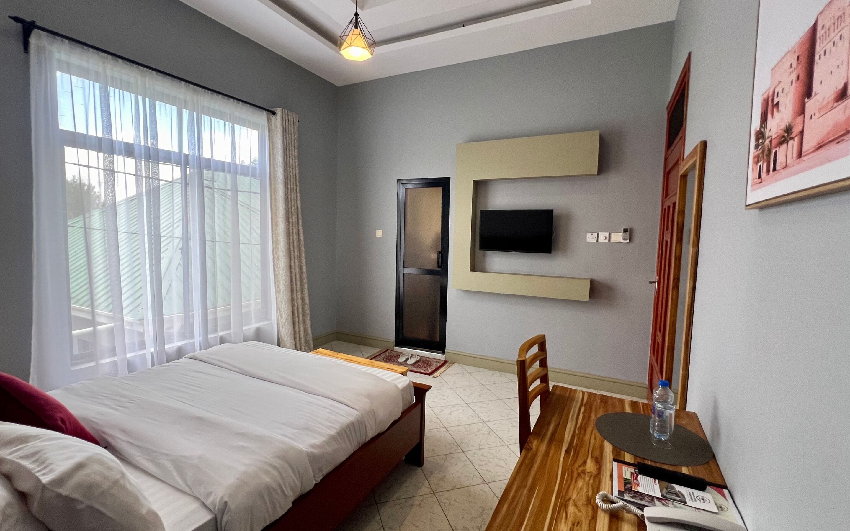 Habitación básica doble | Escritorio, espacio para trabajar con laptop y cortinas blackout 