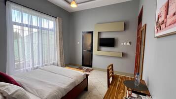 Habitación básica doble | Escritorio, espacio para trabajar con laptop y cortinas blackout