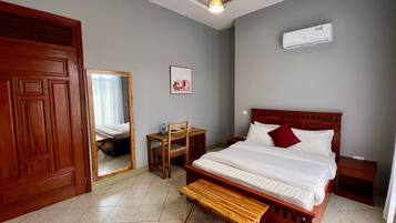 Kamar Double Basic | Meja kerja, ruang kerja ramah laptop, dan tirai kedap cahaya