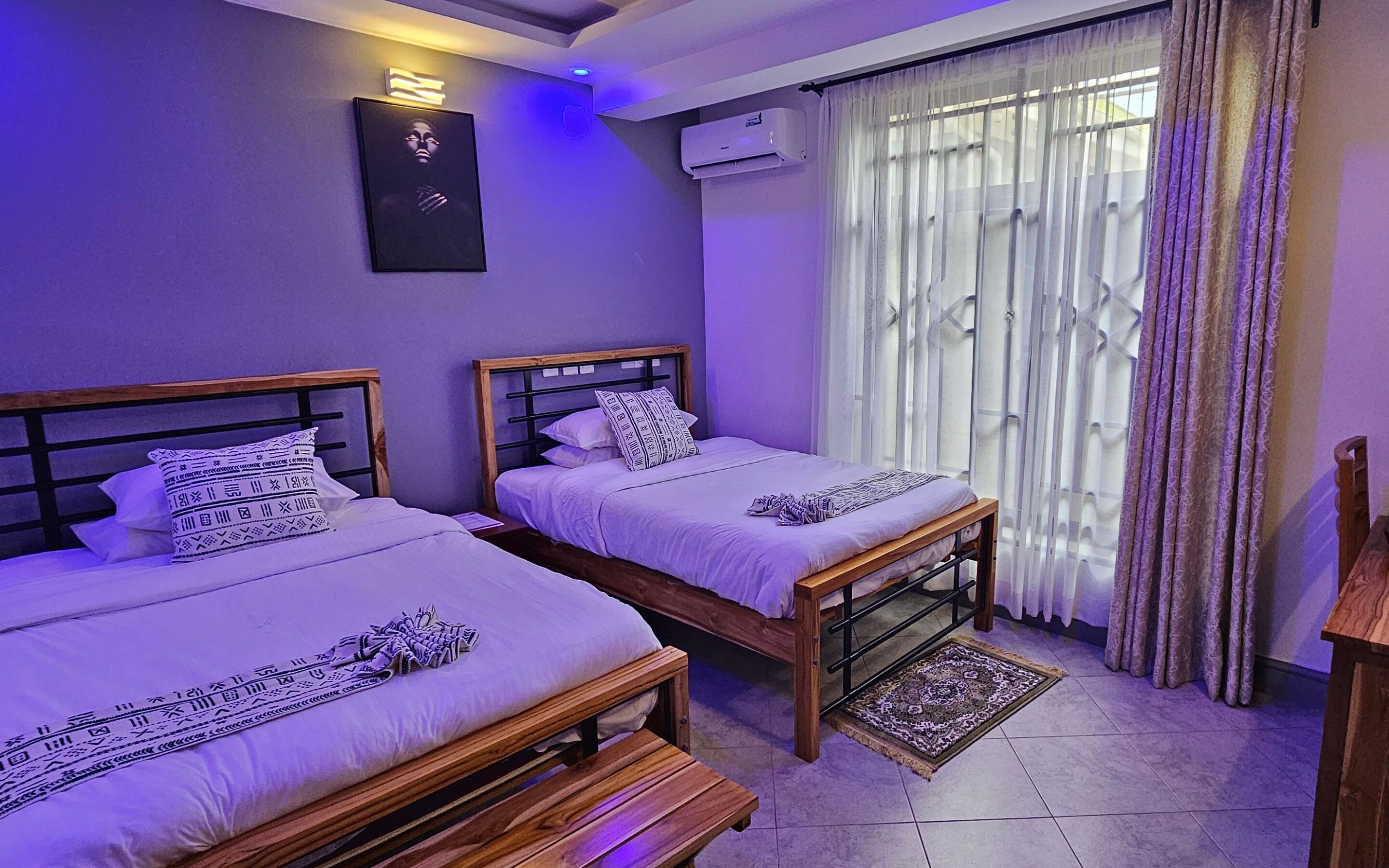 Habitación Confort con 2 camas individuales | Escritorio, espacio para trabajar con laptop y cortinas blackout 