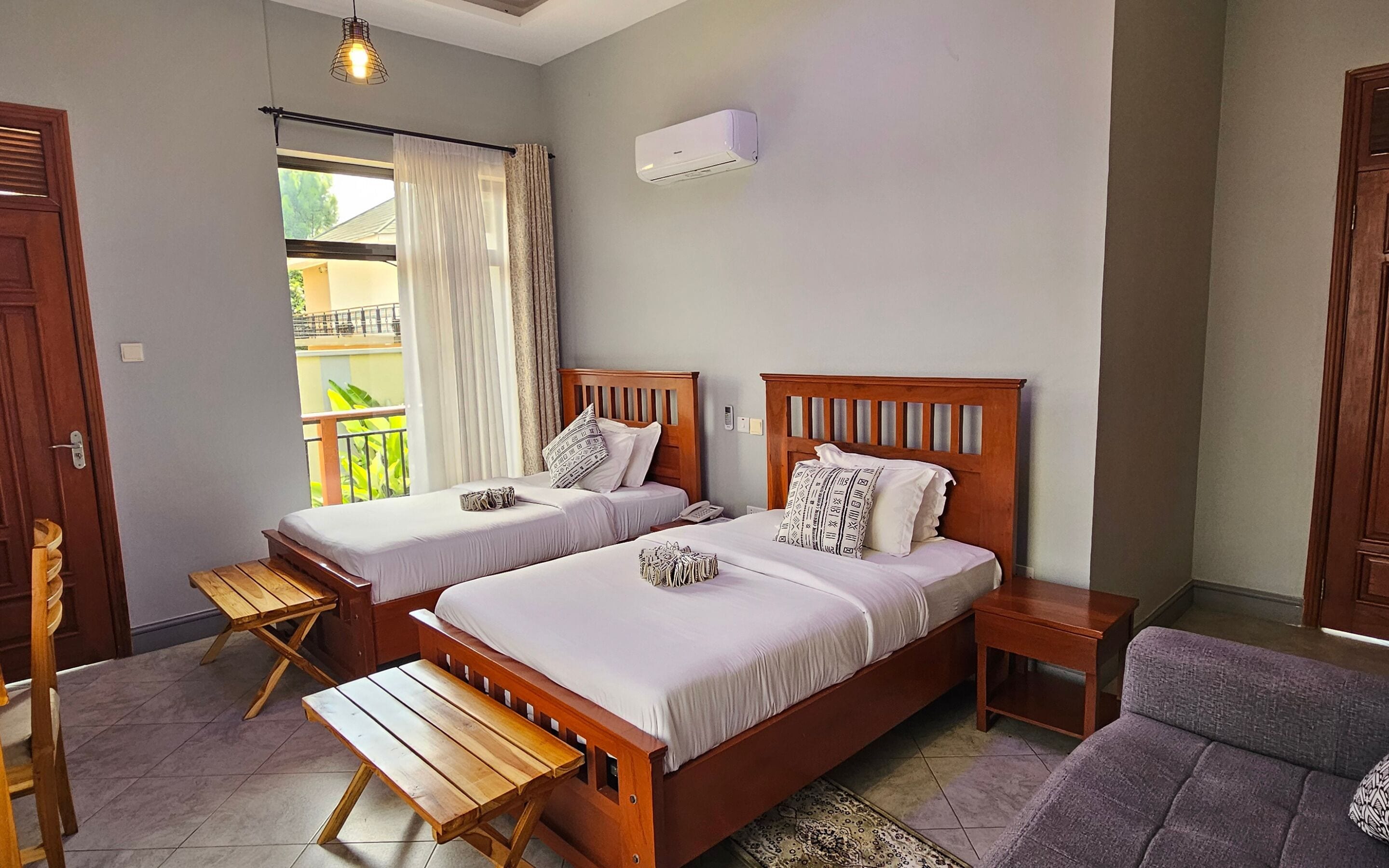 Escritorio, espacio para trabajar con laptop y cortinas blackout 