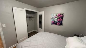 2 slaapkamers, een strijkplank/strijkijzer, reisbedje, wifi