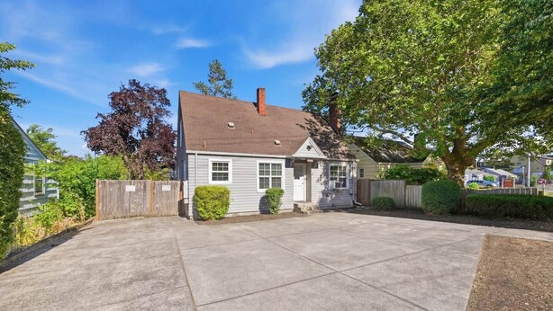 Unclassified image, 1 of 29, button - Charming 1930s Style Rustic Home (Eugene)