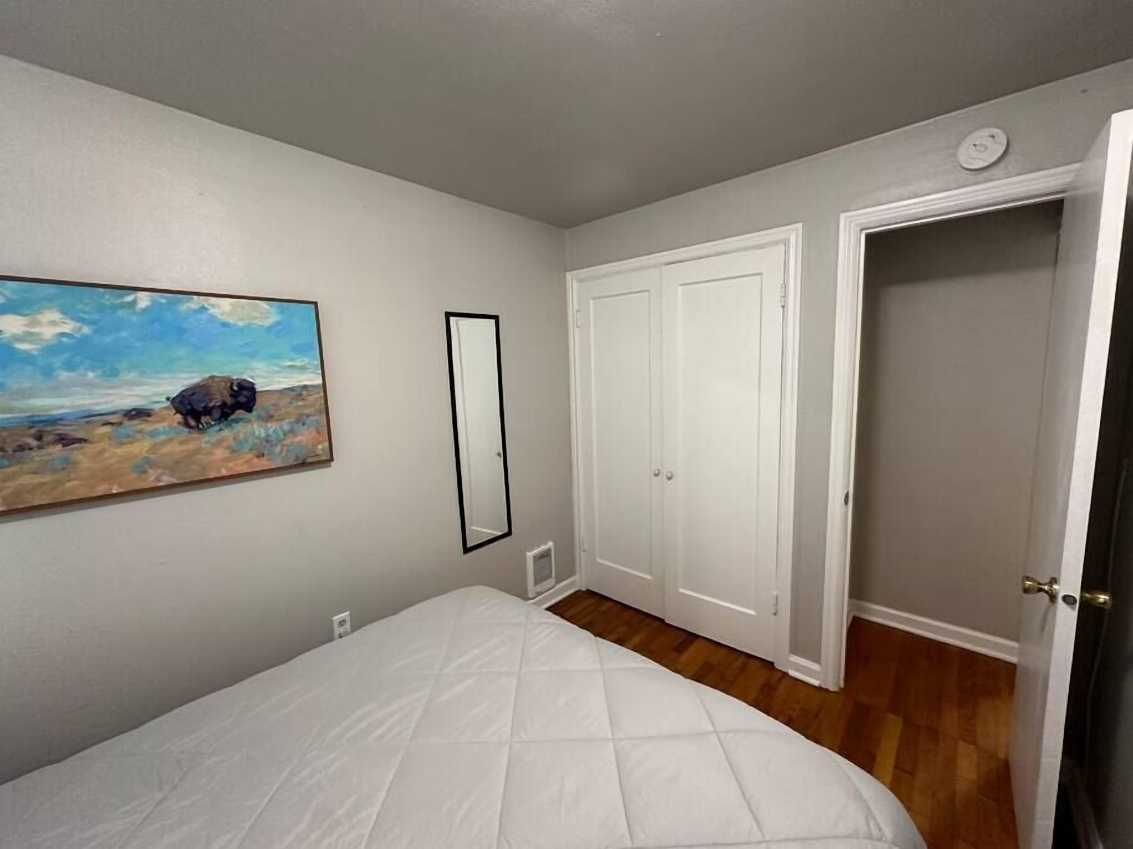 2 habitaciones, tabla de planchar con plancha, cuna de viaje y wifi 
