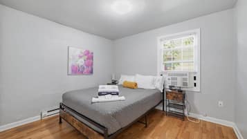 2 habitaciones, tabla de planchar con plancha y cuna de viaje