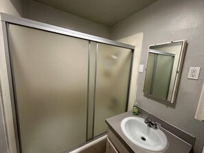 Hårføner og håndklær